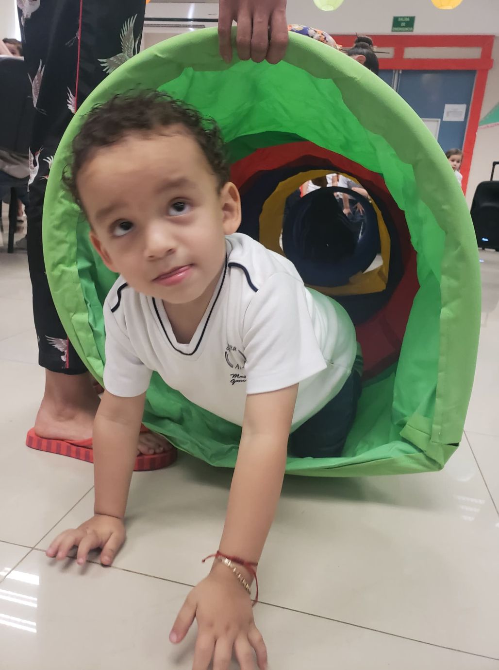 Alumno de preescolar del Cumbres León en actividad de psicomotricidad.
