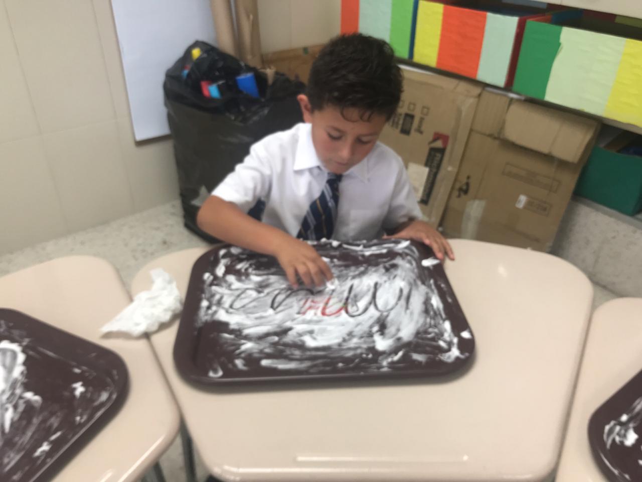 Alumno de primaria del Instituto Cumbres León en actividad manual.